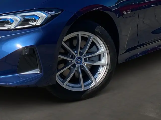 BMW 3 Series view 6