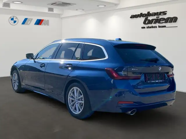 BMW 3 Series view 4
