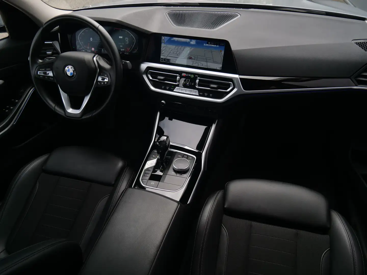 BMW 318 3-serie 318i 157pk Executive Edition Automaat LED Grey - 2