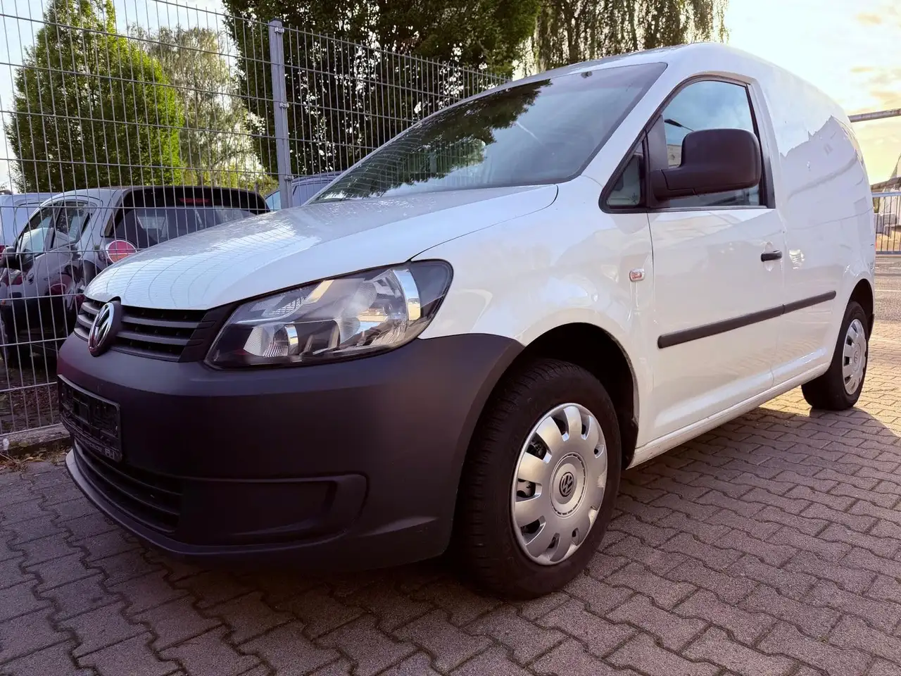 Volkswagen Caddy Kasten/Kombi Kasten -1. Hand — photo 1 of 8