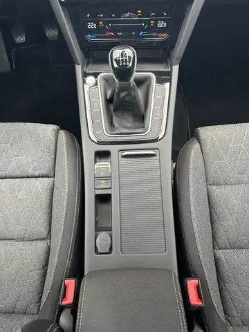 Volkswagen Passat view 14