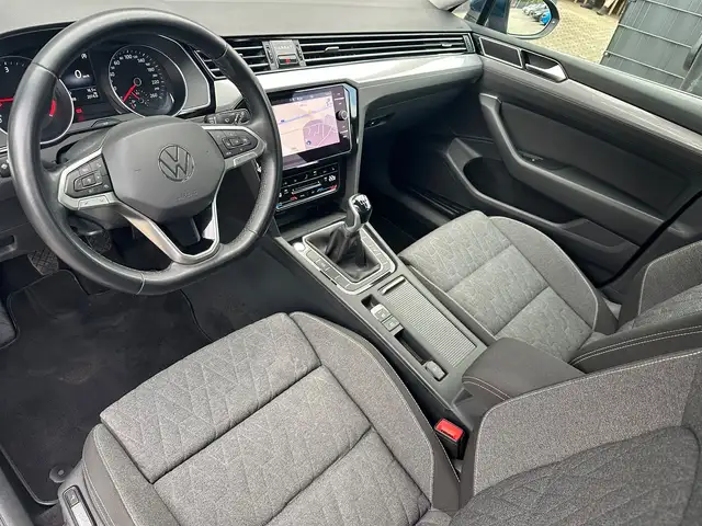 Volkswagen Passat view 9