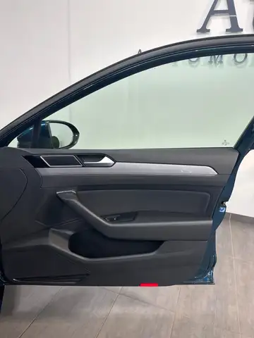 Volkswagen Passat view 8