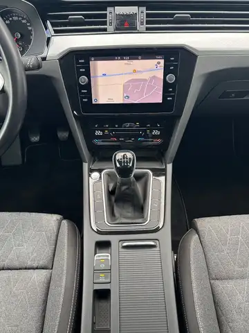 Volkswagen Passat view 13