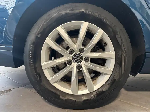 Volkswagen Passat view 3