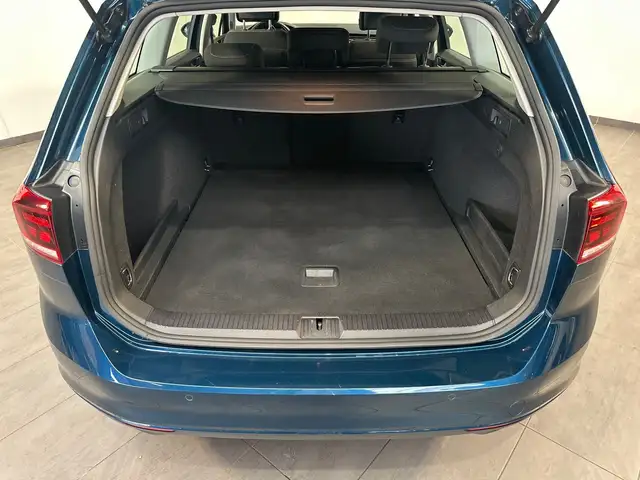 Volkswagen Passat view 6