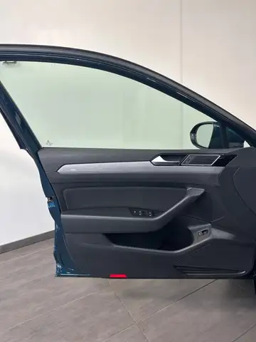 Volkswagen Passat view 7