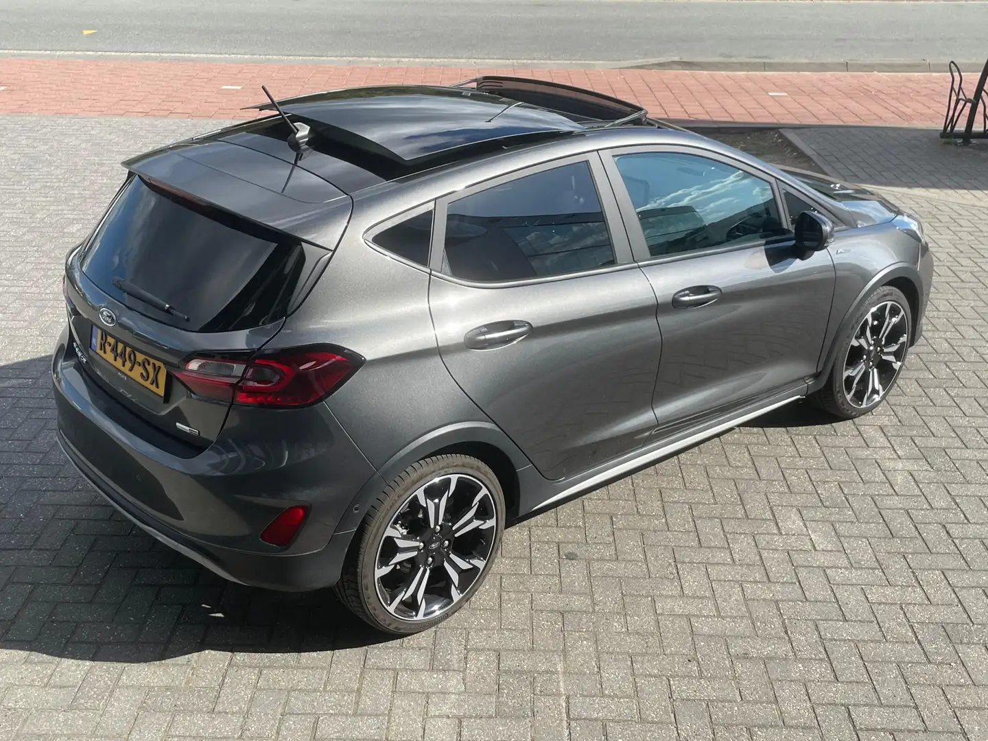 Ford Fiesta 1.0 E.B. Hybrid Active Vignale | Automaat | Uniek! Grijs - 2
