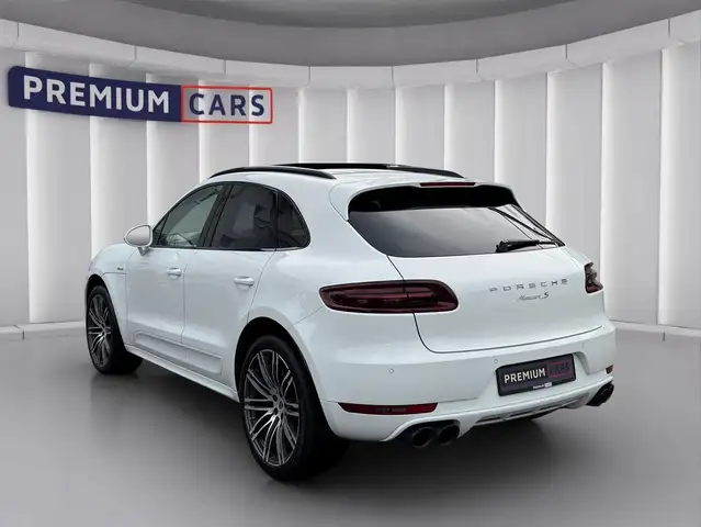 Porsche Macan view 3