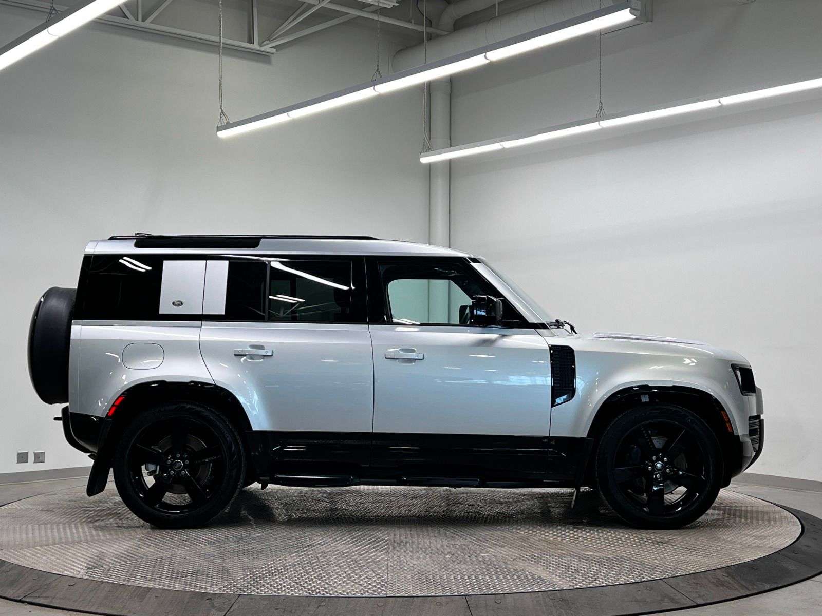 2024 Land Rover Defender X-DYNAMIC SE | LOW KM | COMFORT PKG thumb 7