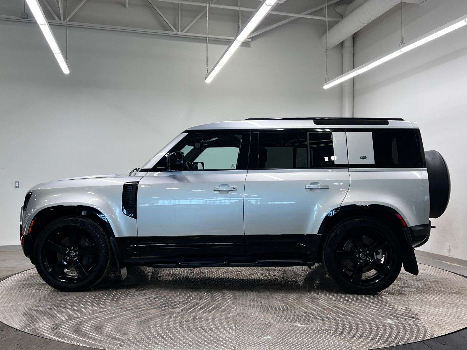 2024 Land Rover Defender X-DYNAMIC SE | LOW KM | COMFORT PKG alt 2