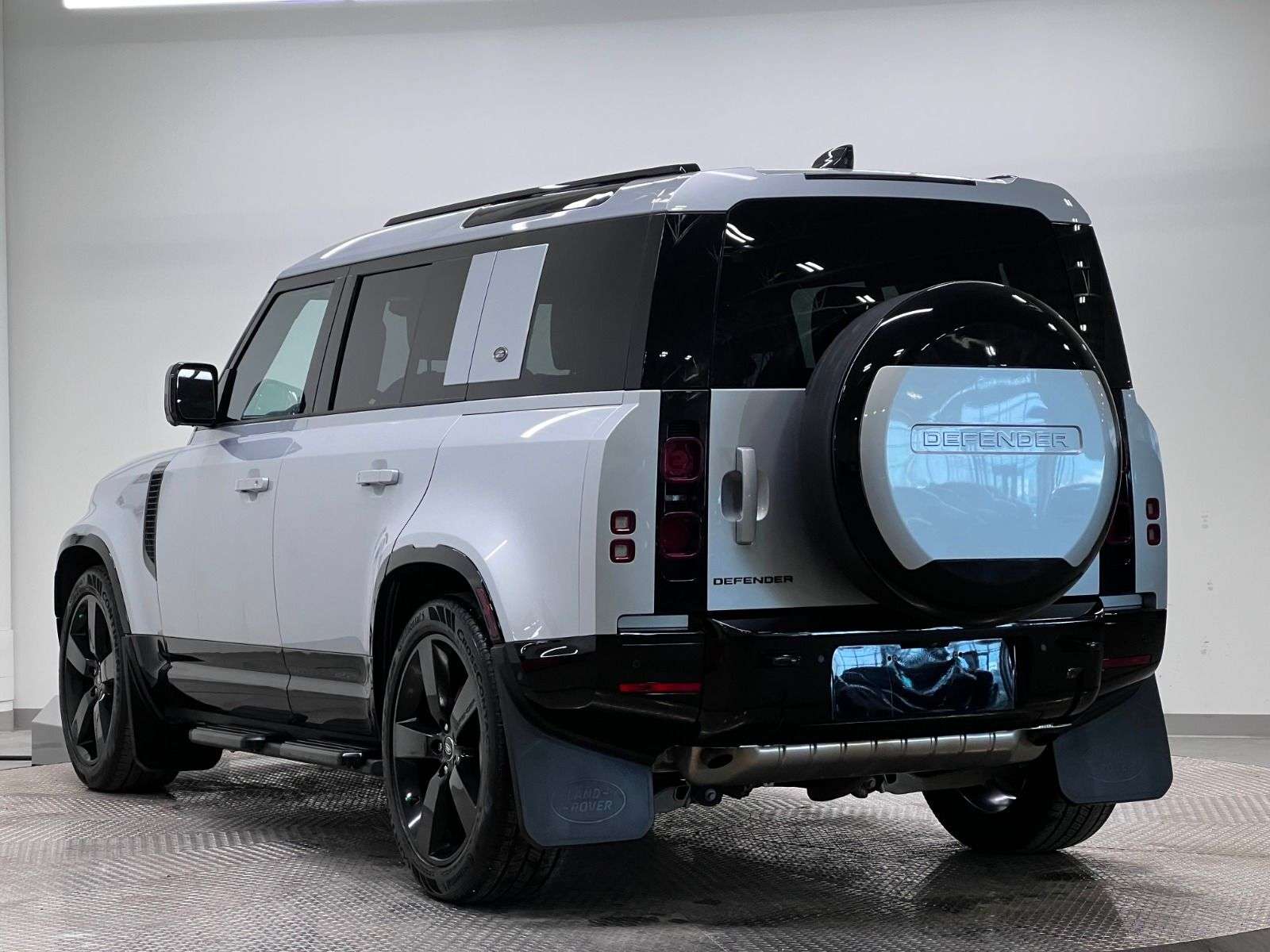 2024 Land Rover Defender X-DYNAMIC SE | LOW KM | COMFORT PKG alt 3
