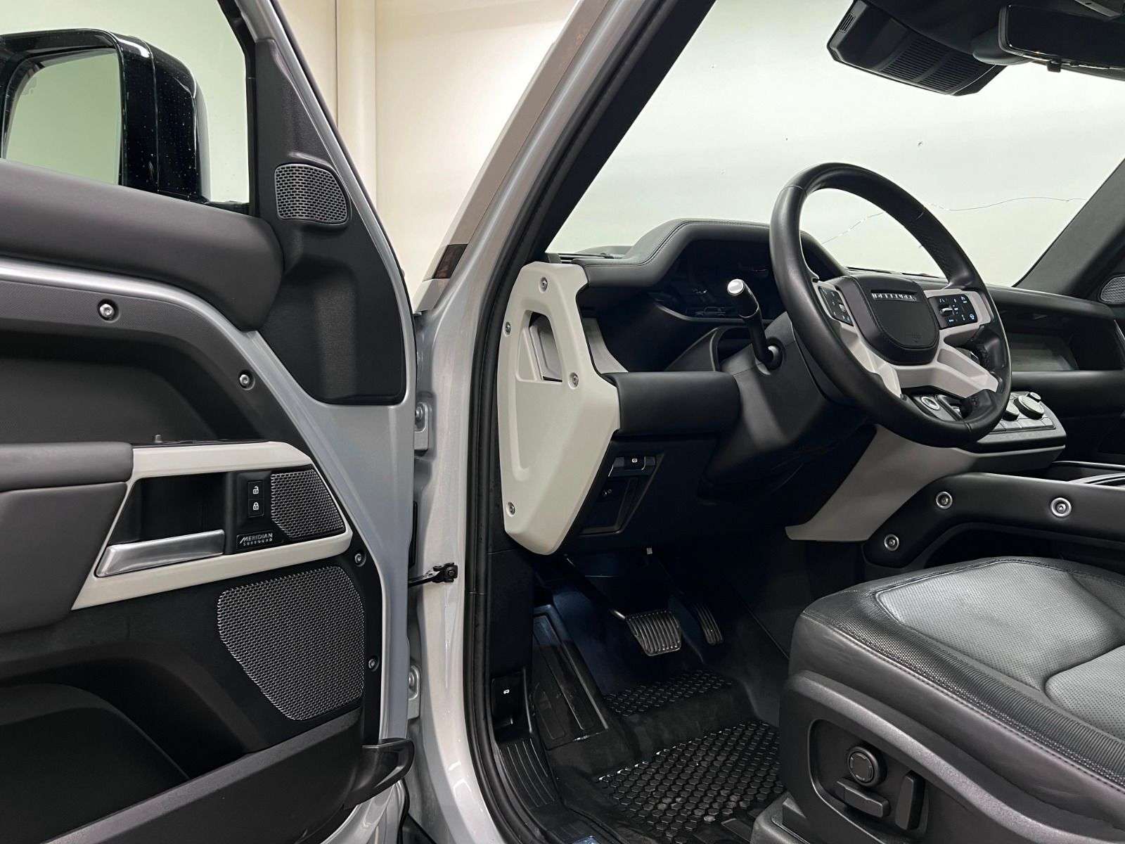 2024 Land Rover Defender X-DYNAMIC SE | LOW KM | COMFORT PKG alt 4
