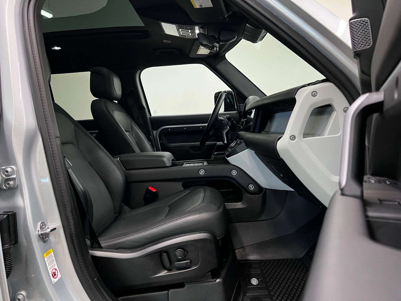 2024 Land Rover Defender X-DYNAMIC SE | LOW KM | COMFORT PKG alt 5