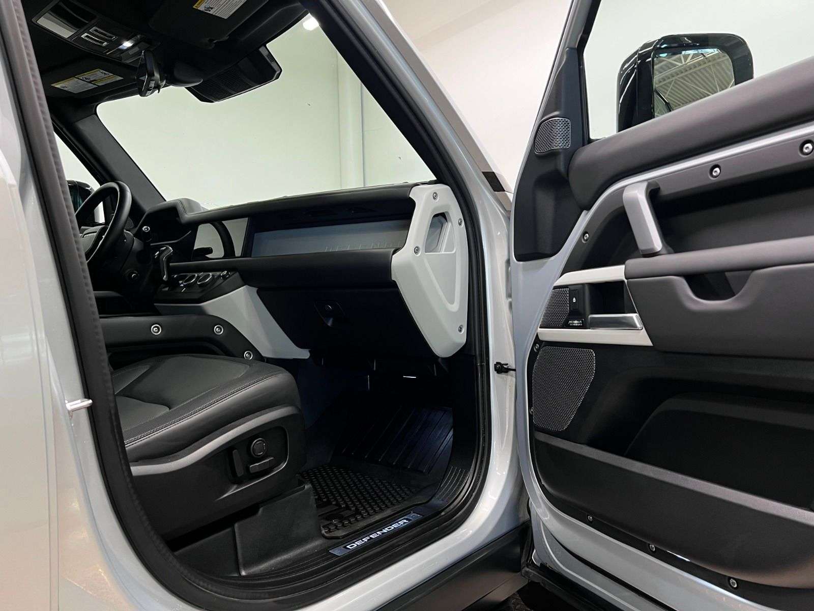 2024 Land Rover Defender X-DYNAMIC SE | LOW KM | COMFORT PKG thumb 27