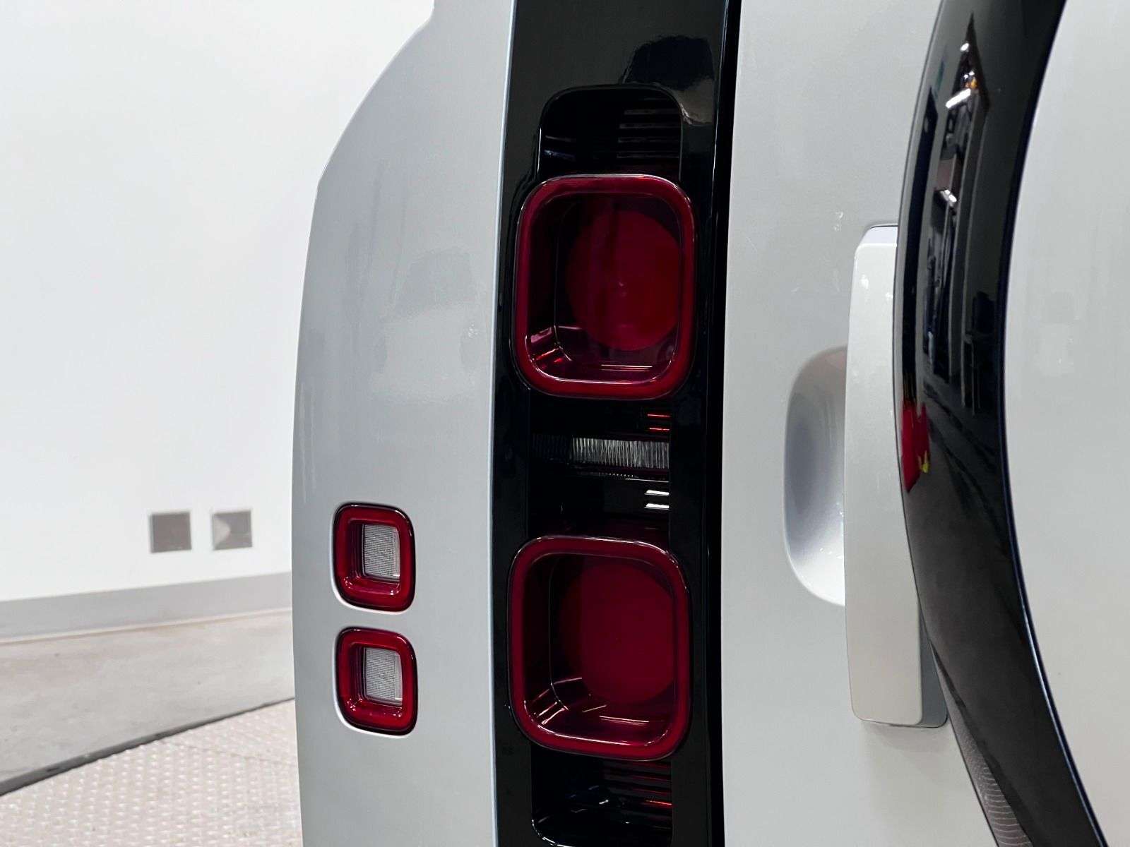2024 Land Rover Defender X-DYNAMIC SE | LOW KM | COMFORT PKG thumb 14