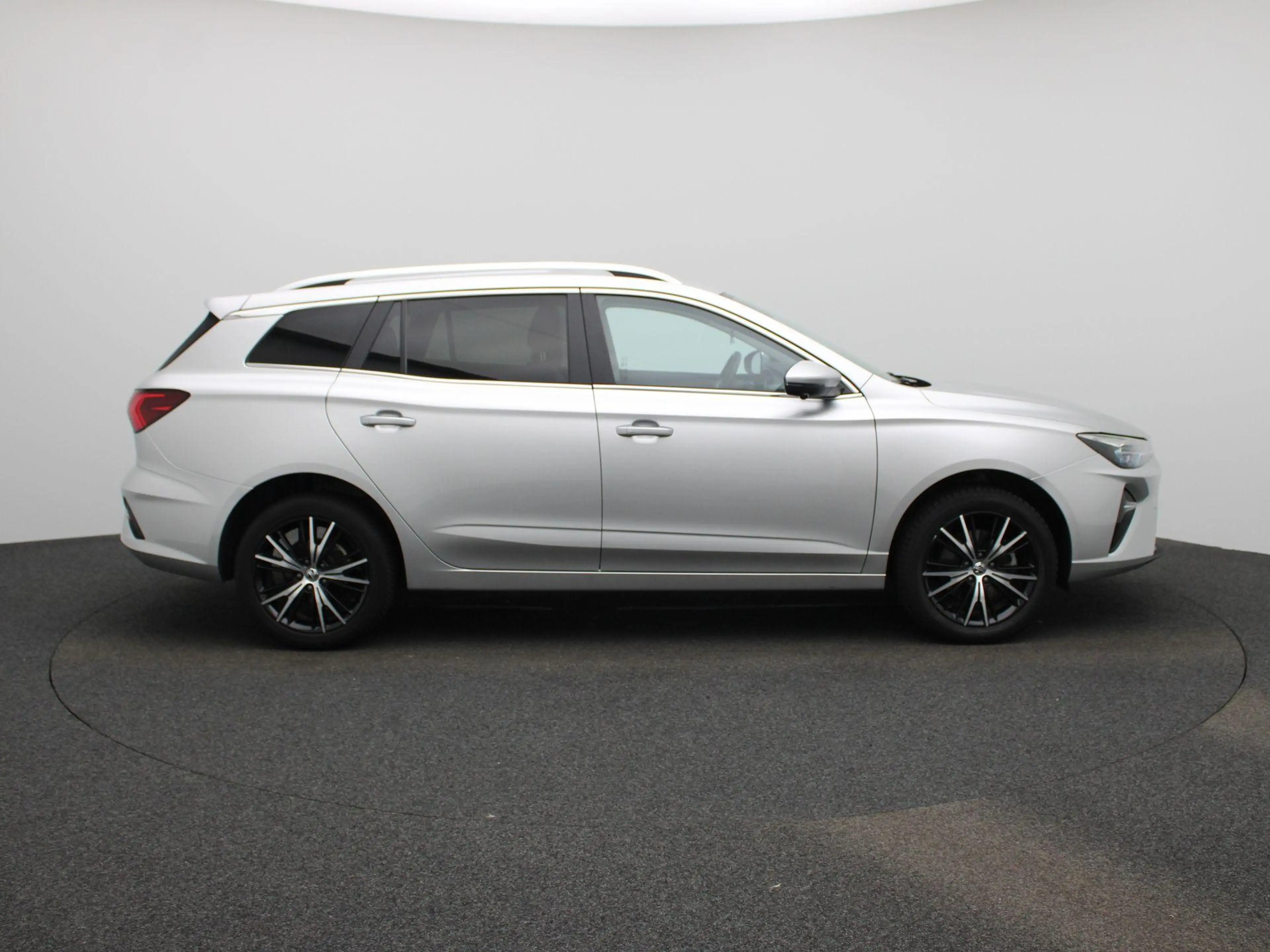 MG MG5 Electric Long Range Luxury 61 kWh — photo 6