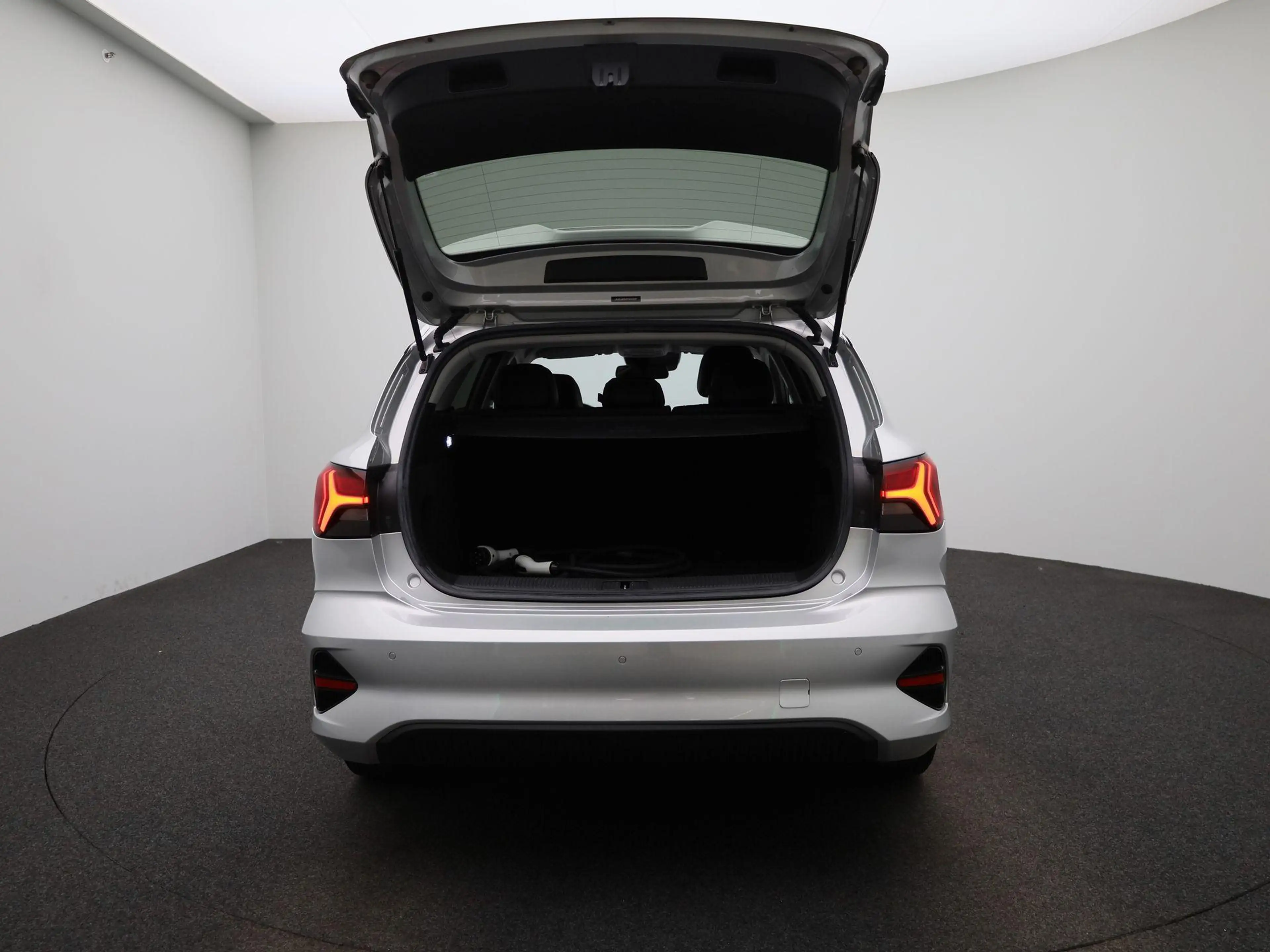 MG MG5 Electric Long Range Luxury 61 kWh — photo 11