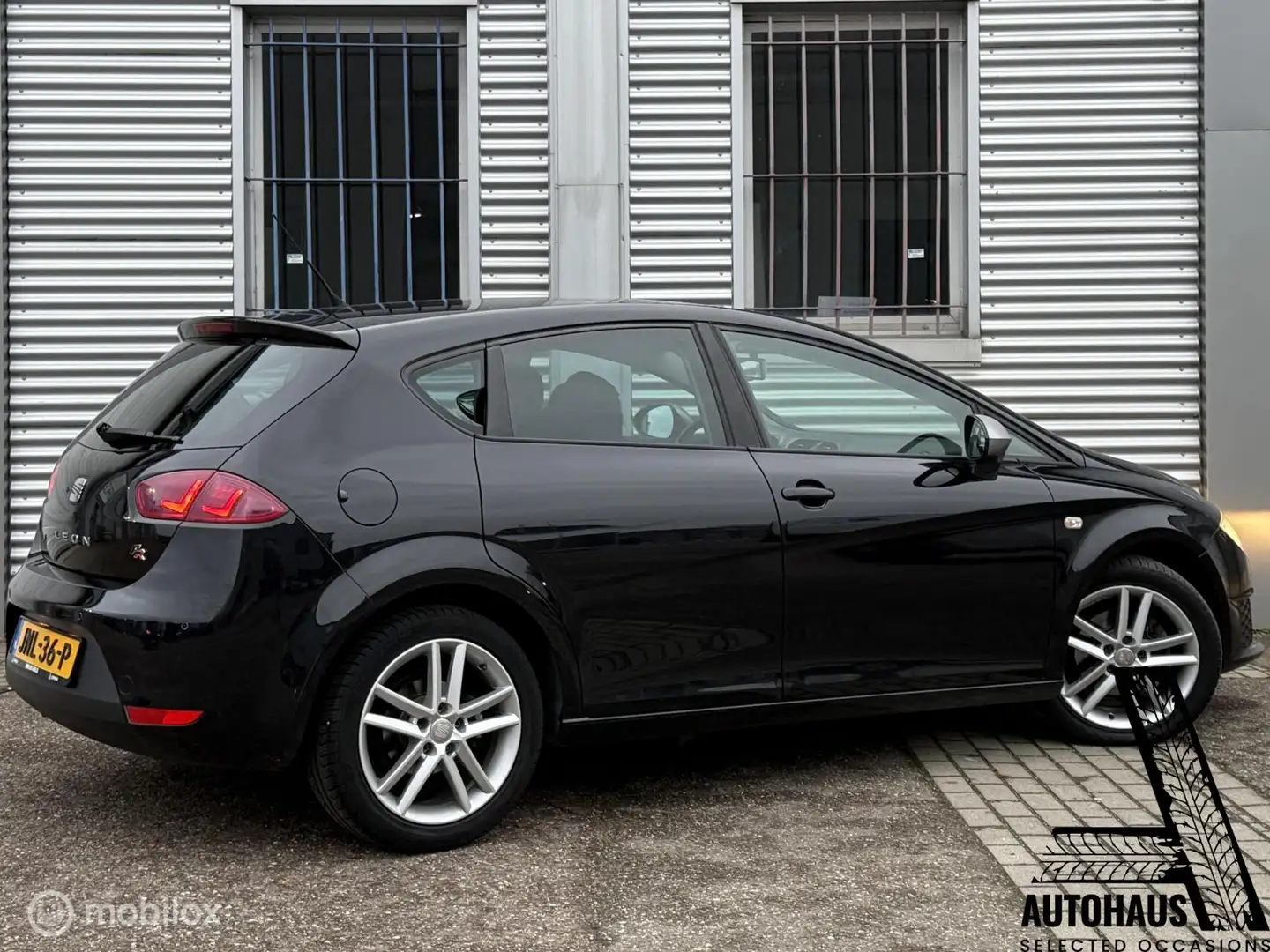 SEAT Leon 1.8 TFSI FR CarPlay Stoelverwarming Cruisecontrol Zwart - 2