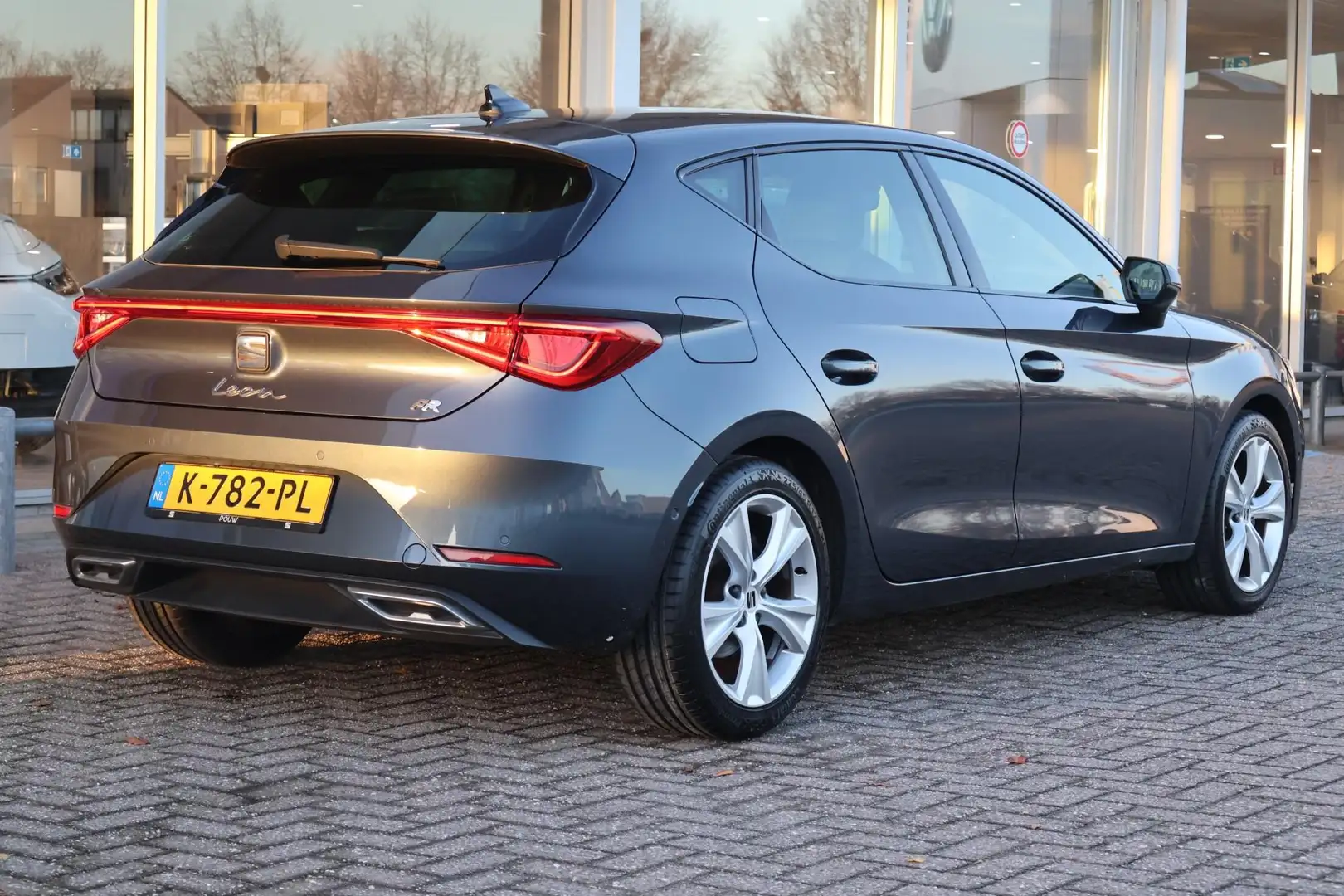 SEAT Leon 1.0 TSI 110pk FR Launch Edition | Adaptive Cruise Gris - 2