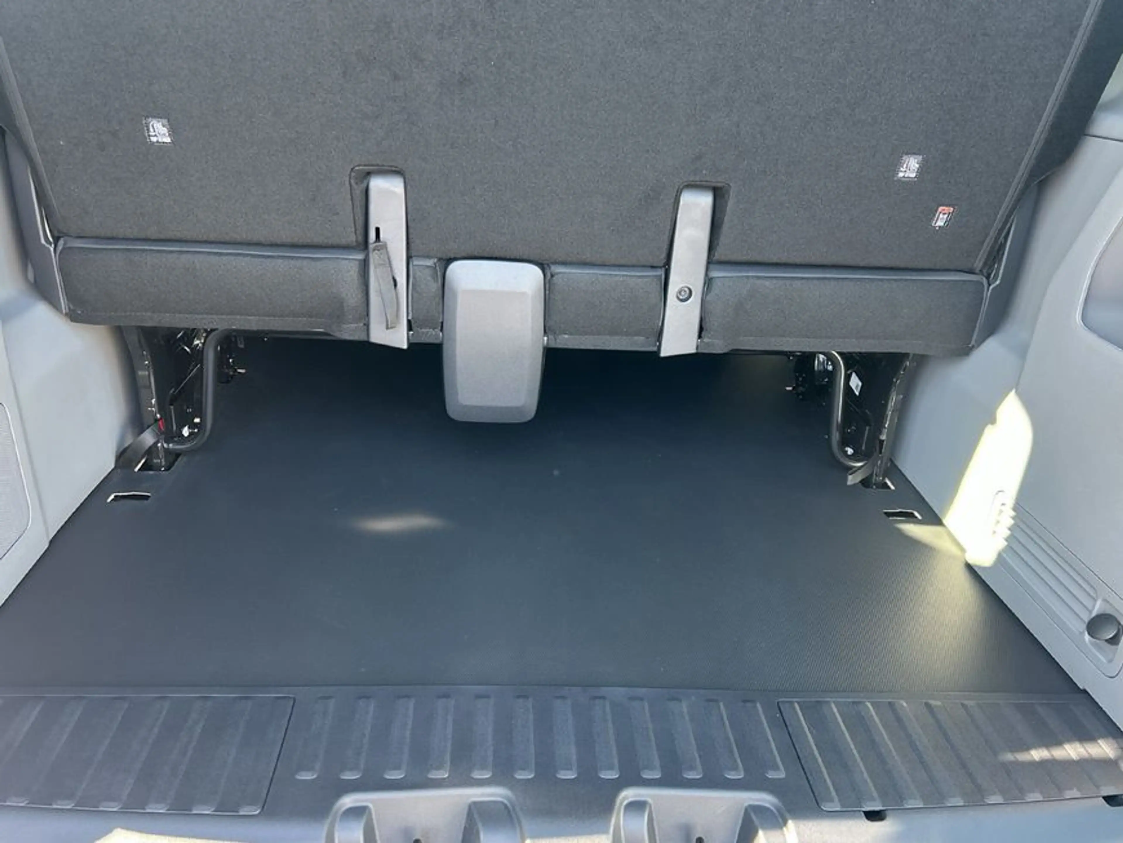 Ford E-Transit e-Transit Custom Kombi 340 L1H1 PKW HA Trend 160 k — photo 6