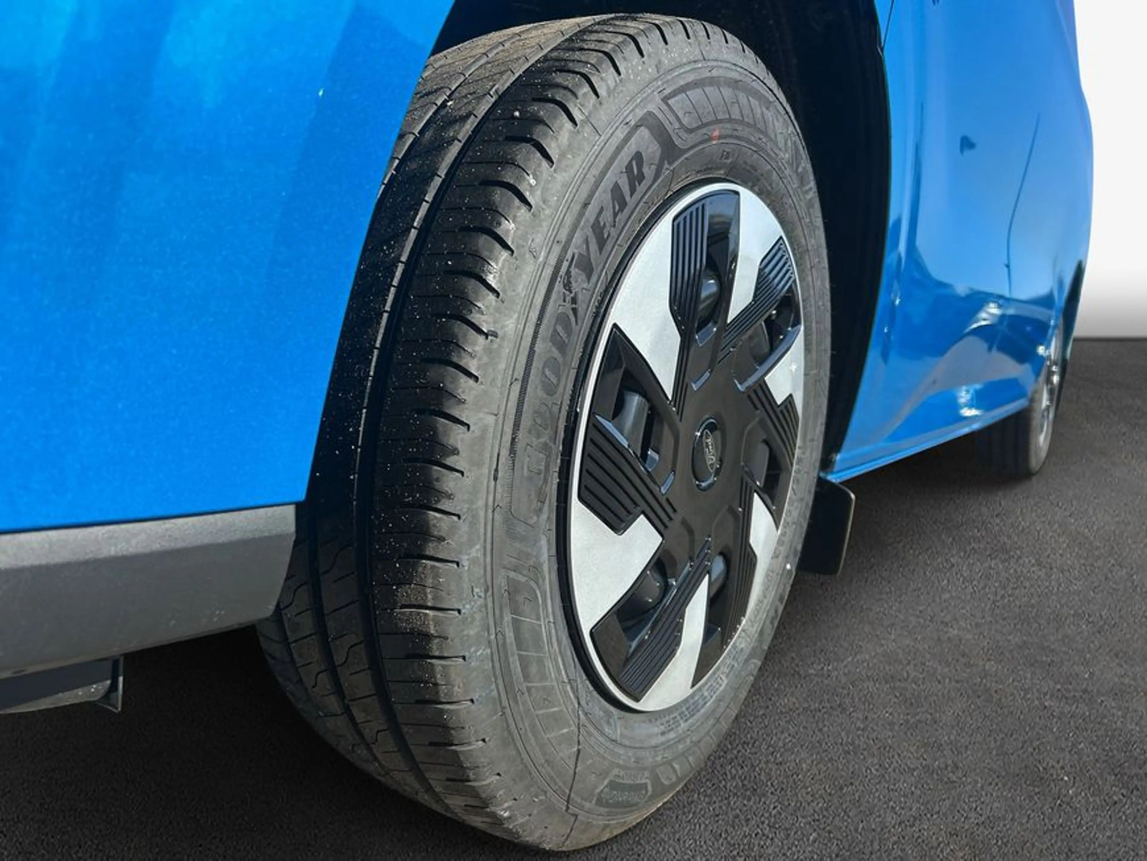 Ford E-Transit e-Transit Custom Kombi 340 L1H1 PKW HA Trend 160 k — photo 5