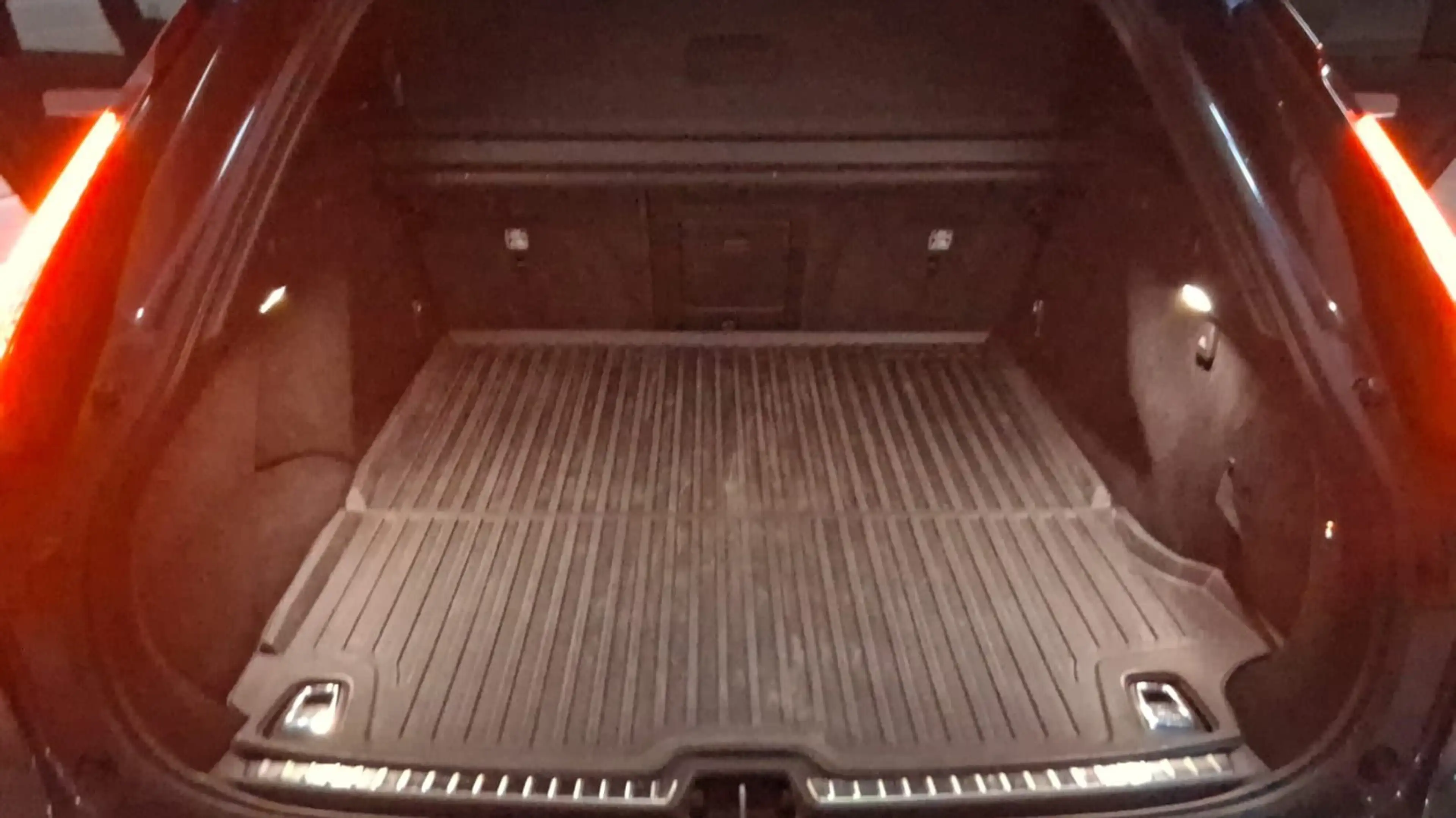 Volvo V90 Kombi R Design Recharge Plug-In Hybrid AWD — photo 14