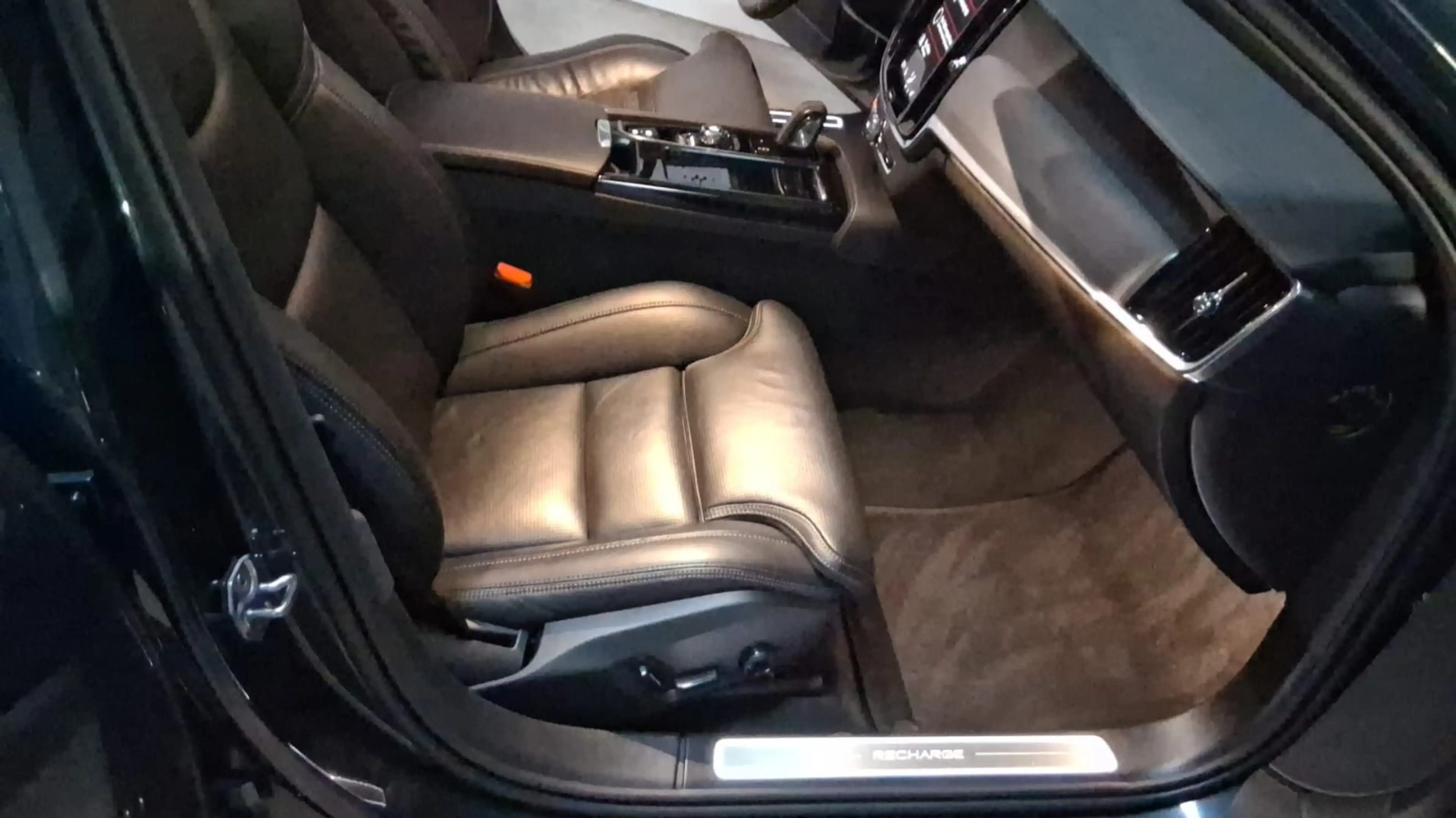Volvo V90 Kombi R Design Recharge Plug-In Hybrid AWD — photo 10