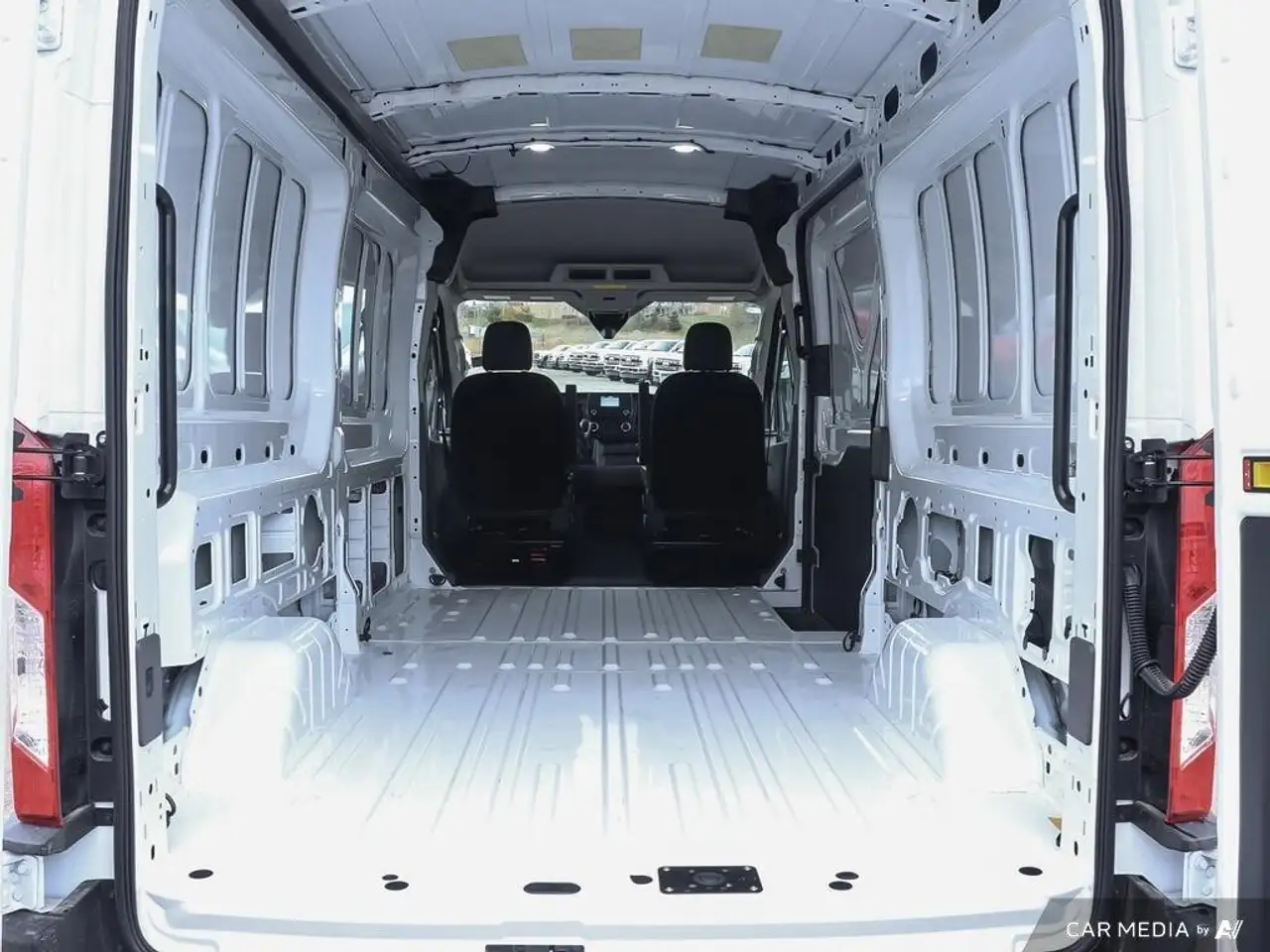 Ford Transit Cargo Van снимка Ford Transit Cargo Van