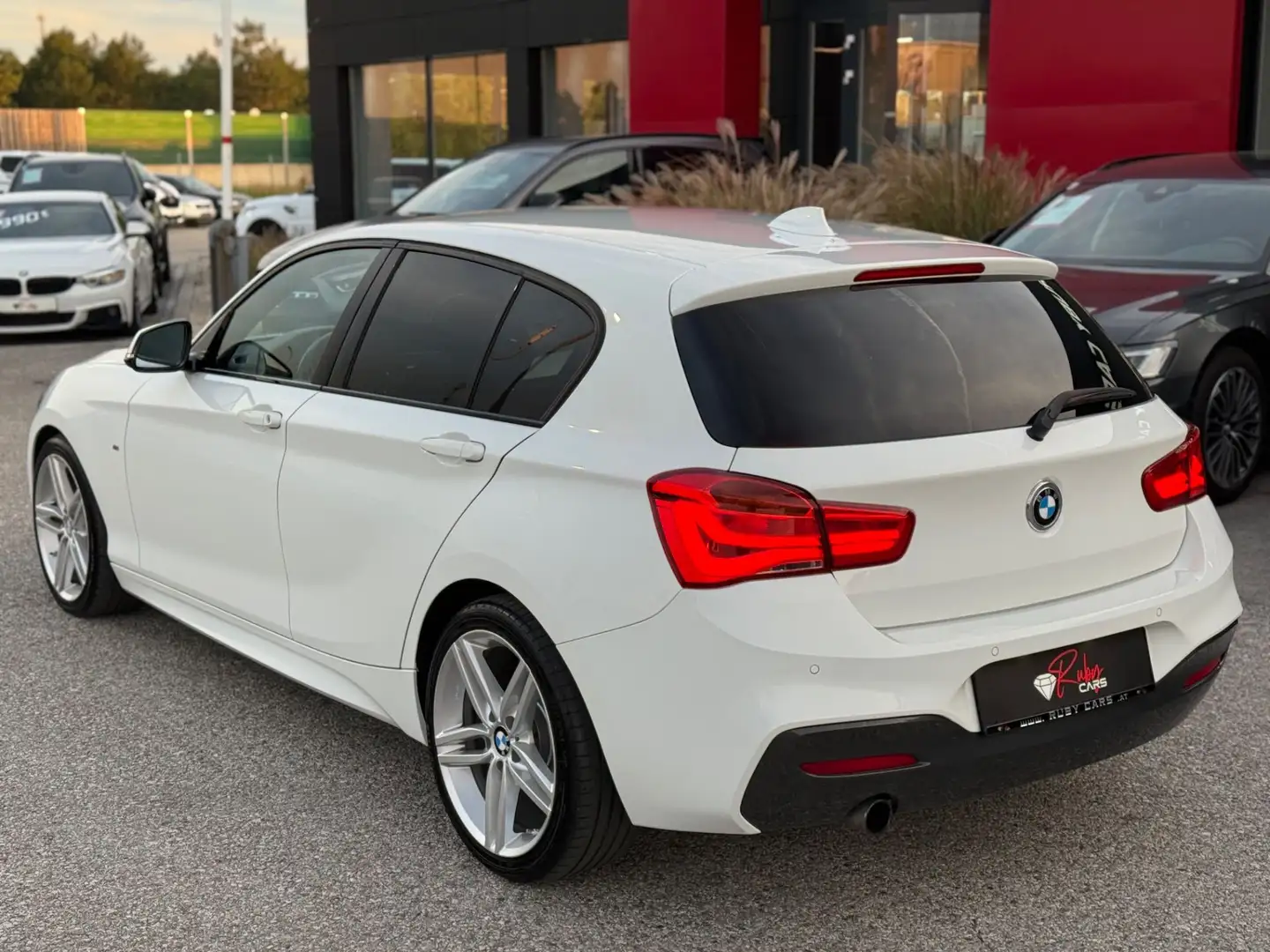 BMW 118 1er - 118 i Aut. M Sport Weiß - 2