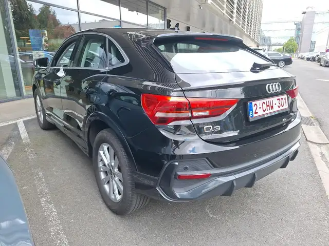 Audi Q3 view 3