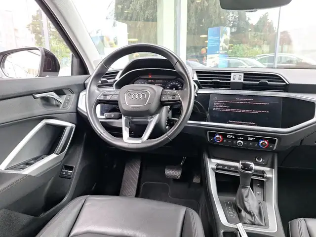 Audi Q3 view 5