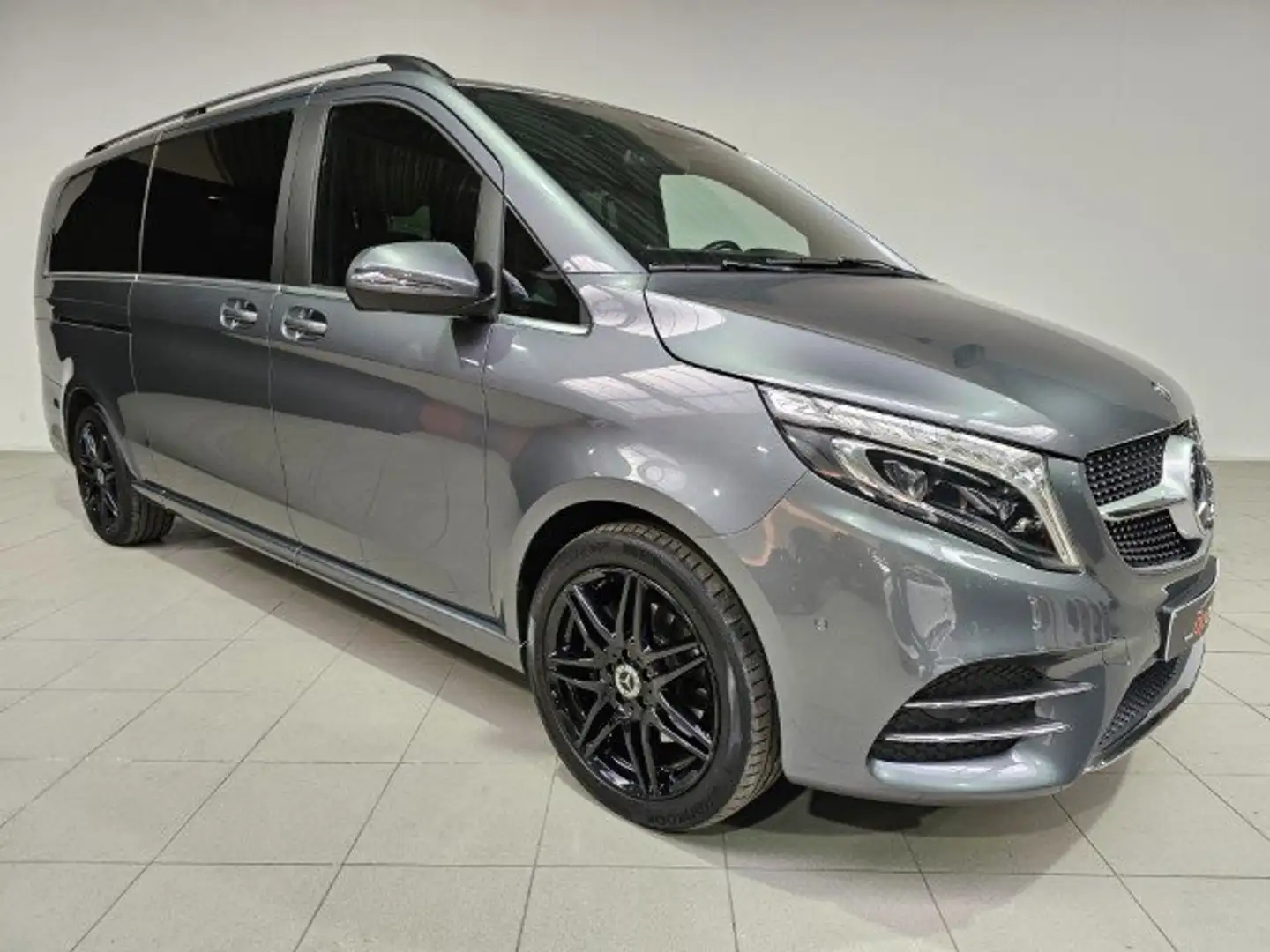 Mercedes-Benz V 300 d 4-Matic LWB XXL AMG PACK Šedá - 2