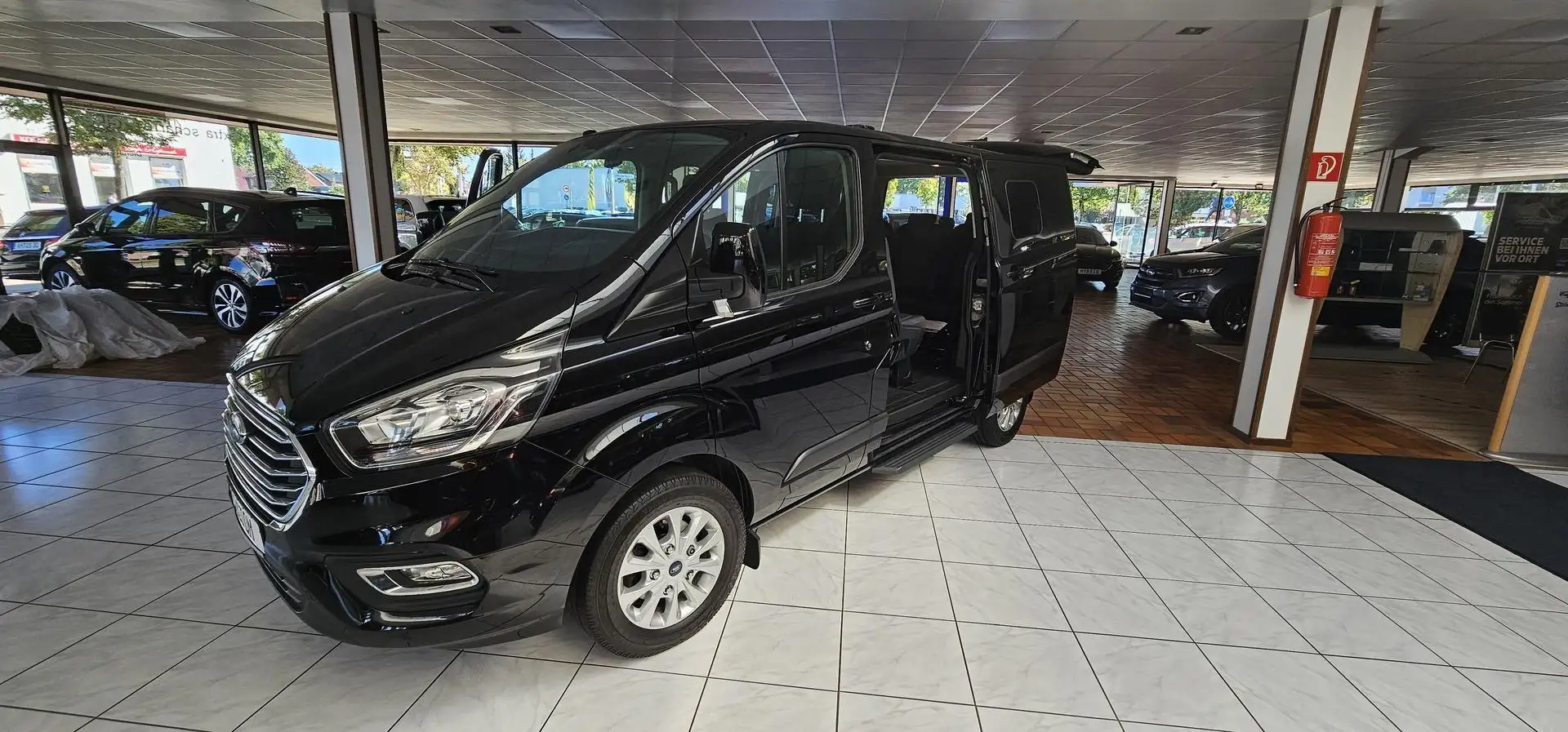 Ford Tourneo Custom 320 L1H1 VA Trend 8 Sitzer, Sitzheizung,  wie Tita Schwarz - 1