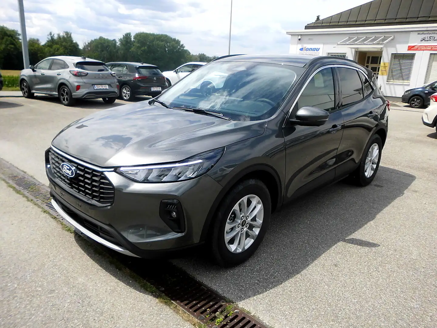 Ford Kuga 1,5 EcoBoost Titanium Aut. Grau - 1