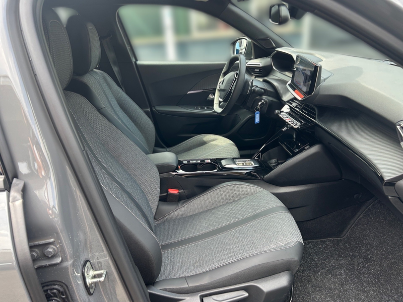 Peugeot 2008 1.2 PureTech 130 Allure LED PDC KlimaA AUT — photo 13