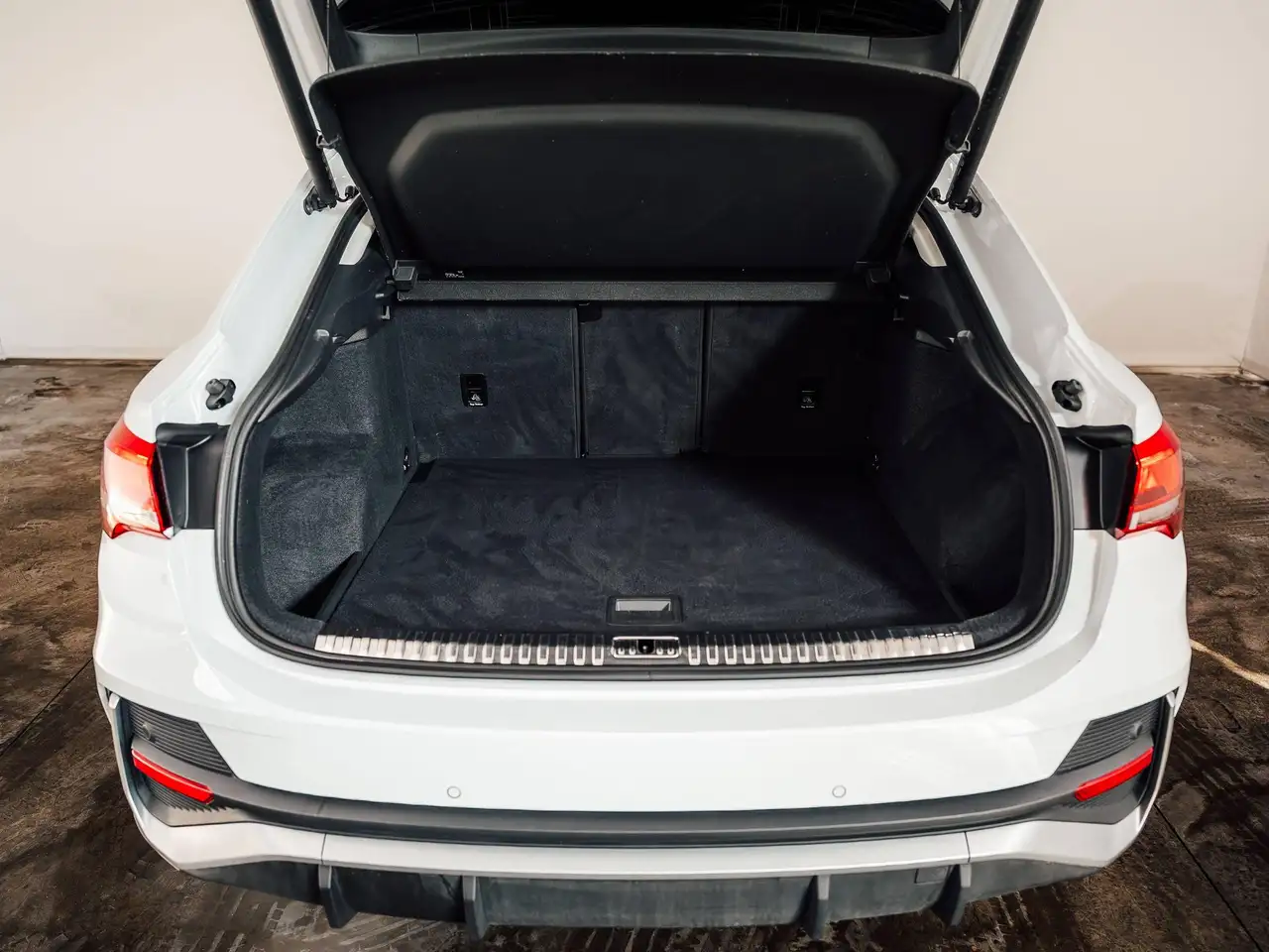 Audi Q3 Sportback 35 TFSI S line S tronic Incl. LED Keyless ACC Privacy Glass Camera, миниатюра 8