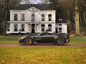 V12 Roadster | Nr. 211/249 | Pentland Green by Q |