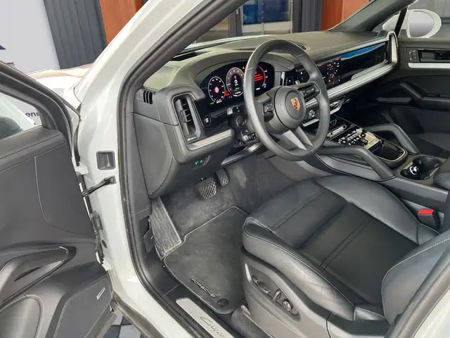 Porsche Cayenne view 4