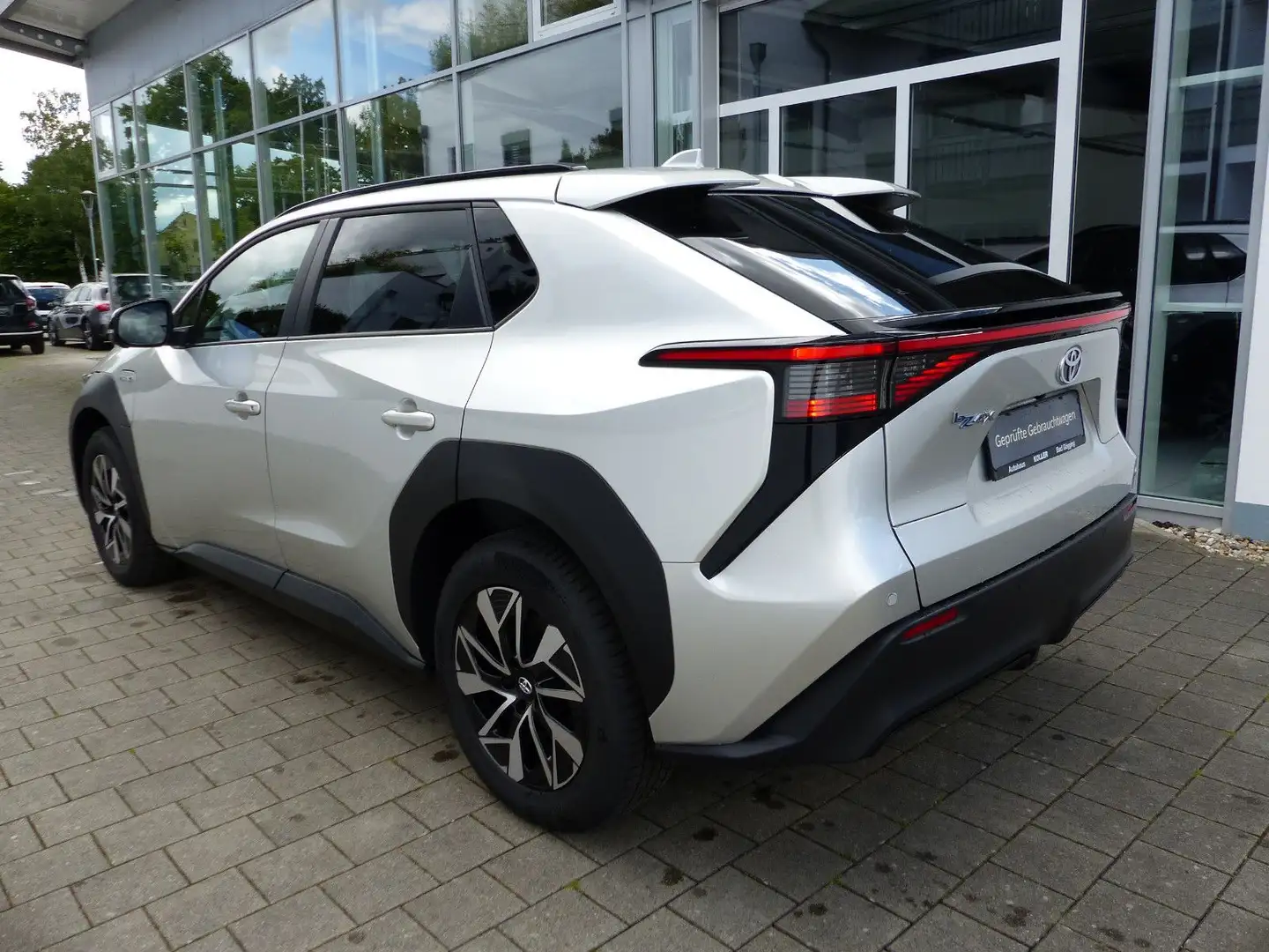 Toyota bZ4X Comfortpaket FWD Navi Kamera SHZ el.Heckkl. Silber - 2