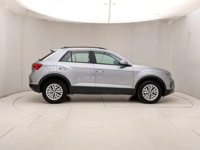 Volkswagen T-Roc view 3