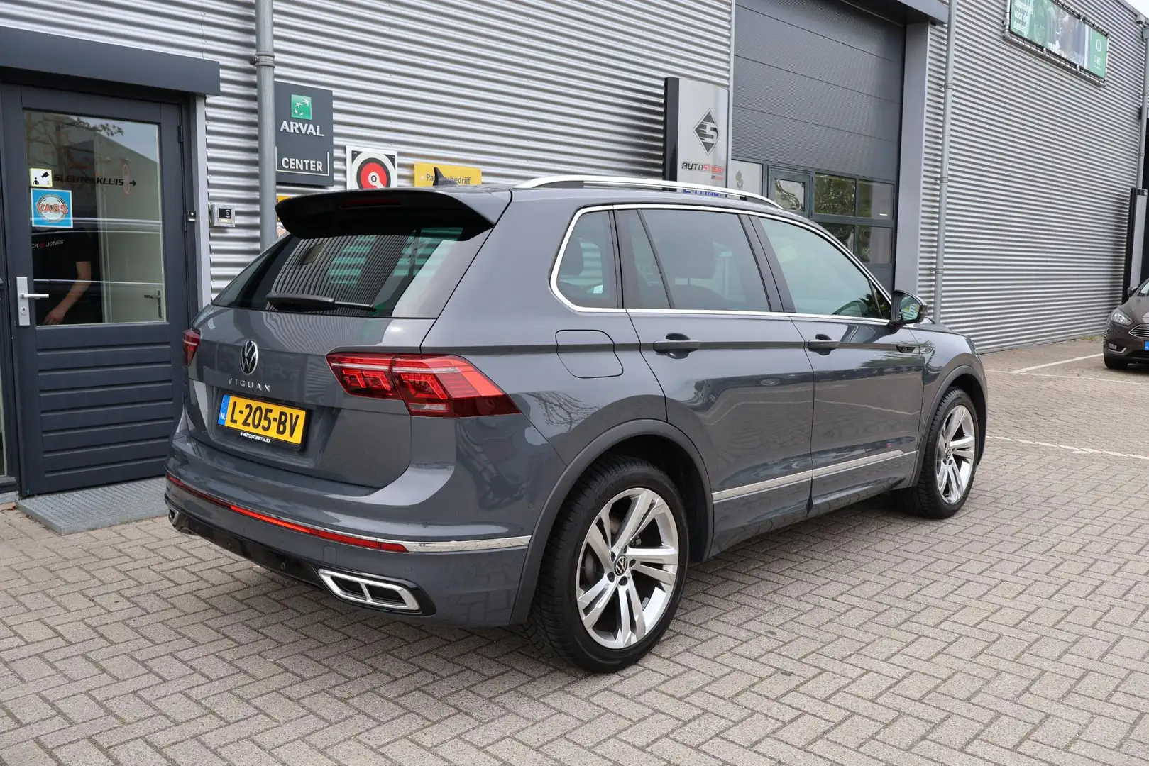 Volkswagen Tiguan 1.5 TSI R-Line Business+ Elek klap Trekhaak | Virt Gris - 2