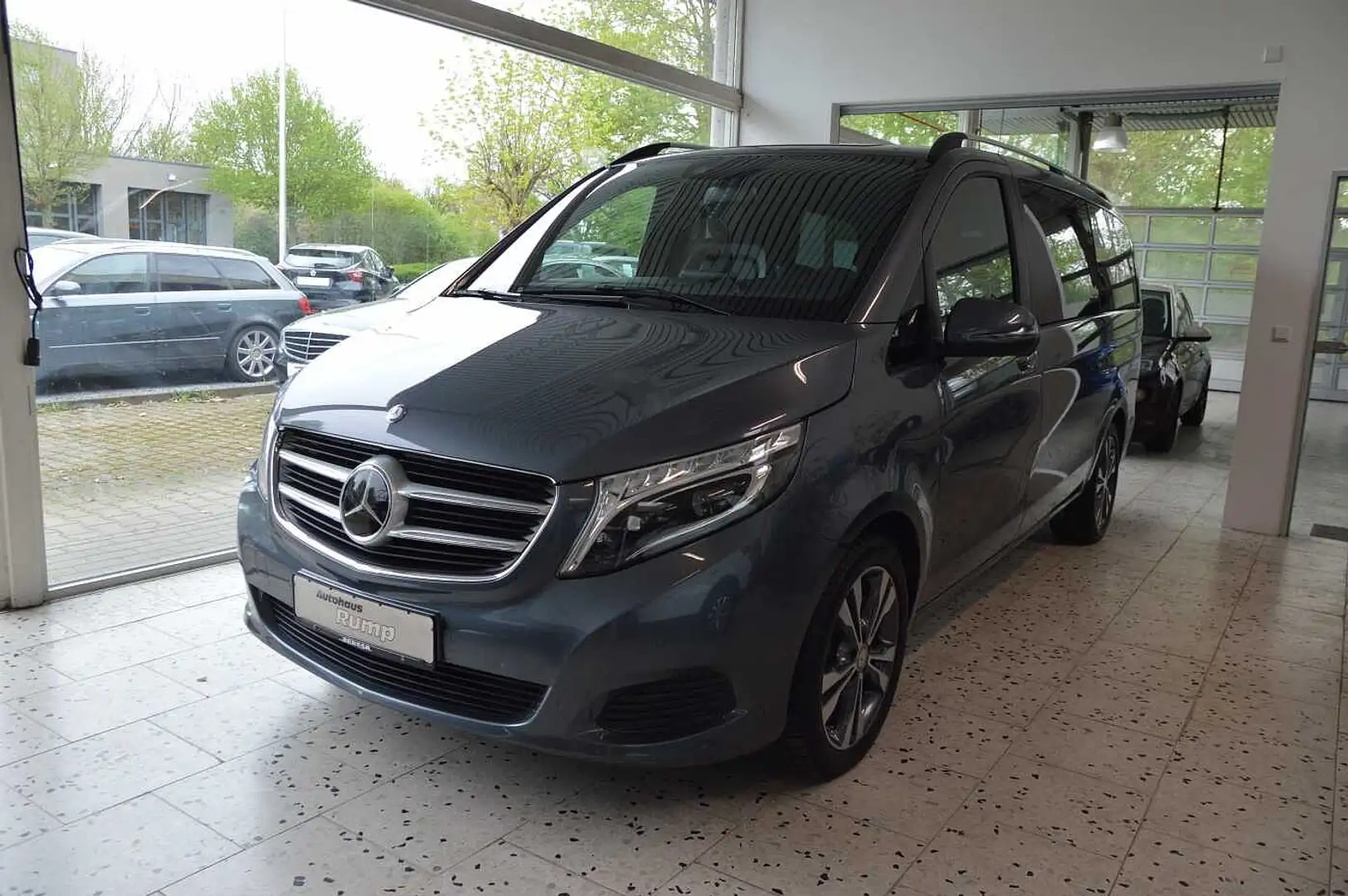 Mercedes-Benz V 220 d lang 7G-TRONIC SCORE Šedá - 1