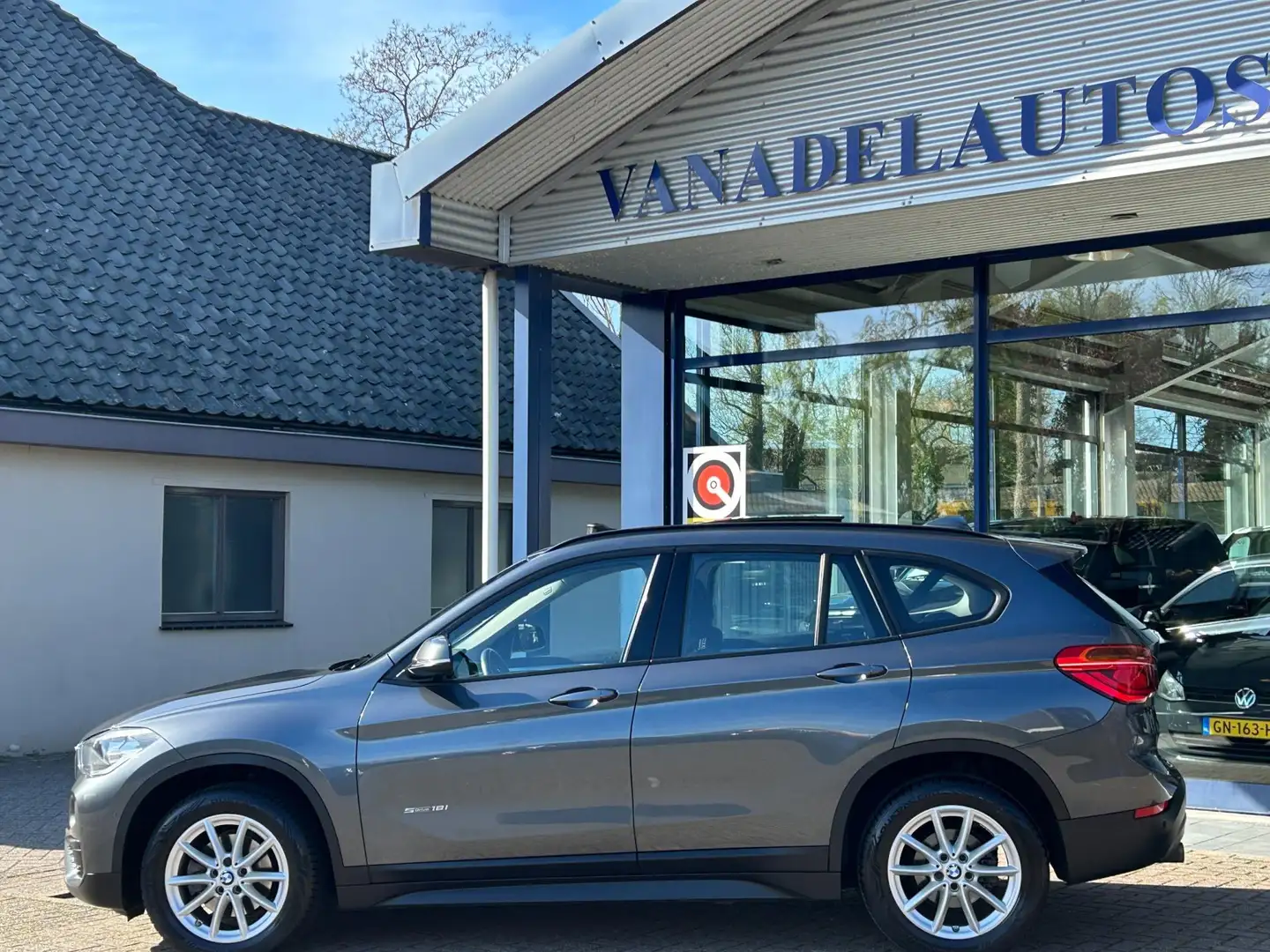 BMW X1 SDrive18i High Executive Aut. Elek.Panorama Navi C Gris - 2