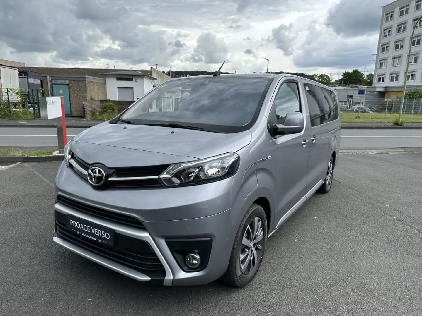 Toyota Proace Proace Electric (75 kWh) L2 (8Si.) Verso Team D Silber - 1