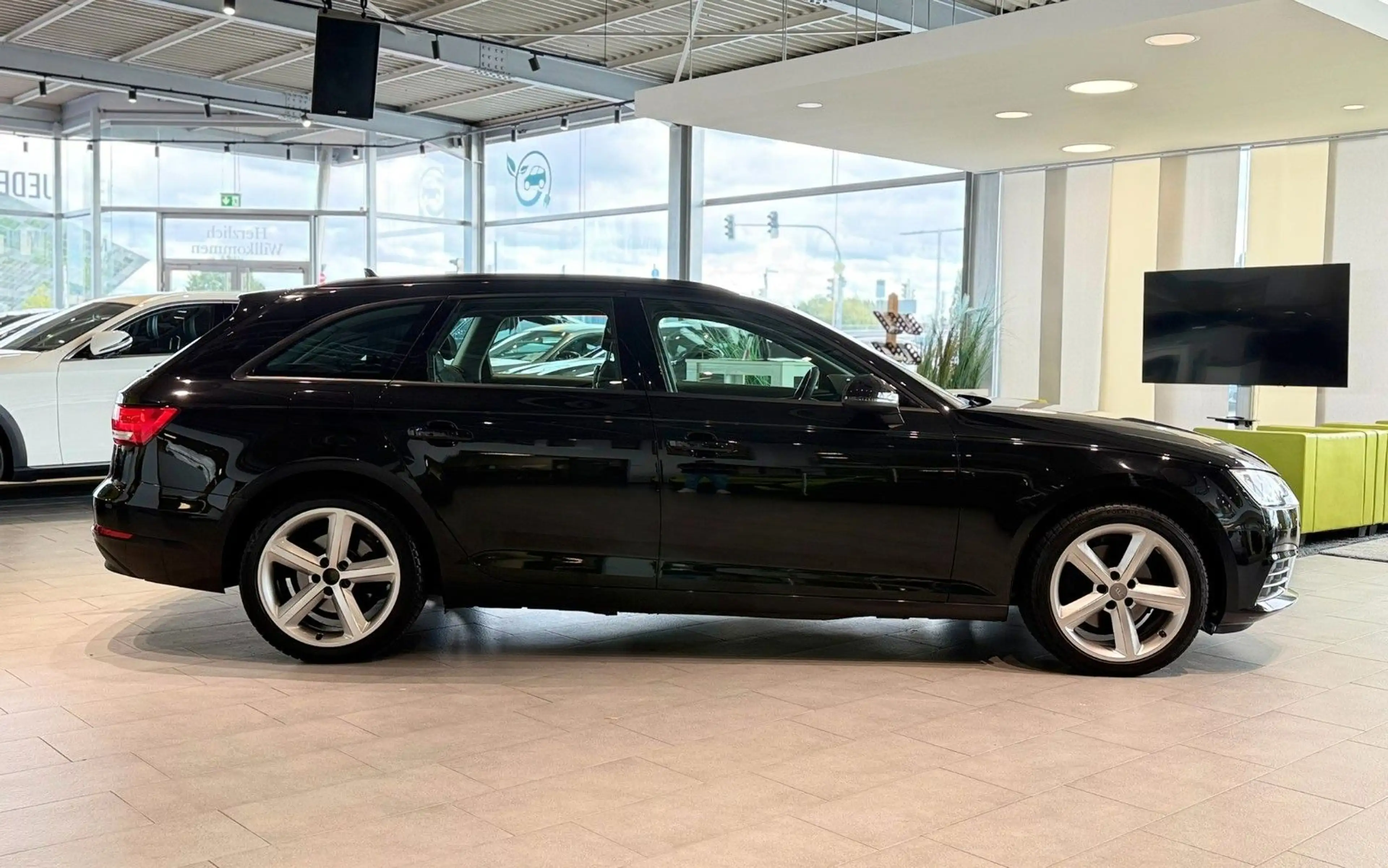Audi A4 Avant*AHK*Navi*Xenon*Sitzheizung*Klima*PDC* — photo 8