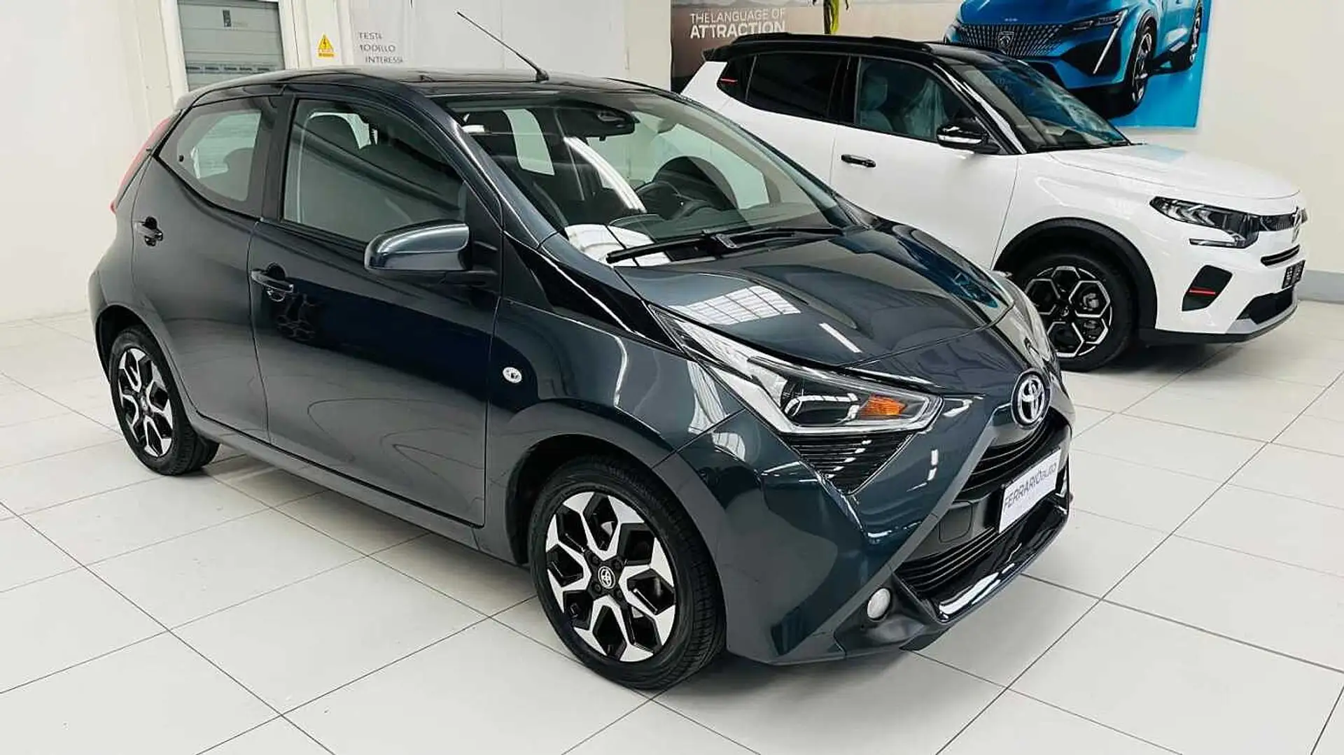 Toyota Aygo 2ª serie 1.0 VVT-i 72 CV 5 porte Wave Grijs - 2