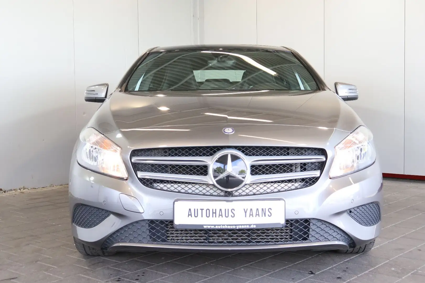 Mercedes-Benz A 180 Urban TEILLEDER+BT+TEMP.+PDC+PANO+17" Grau - 2