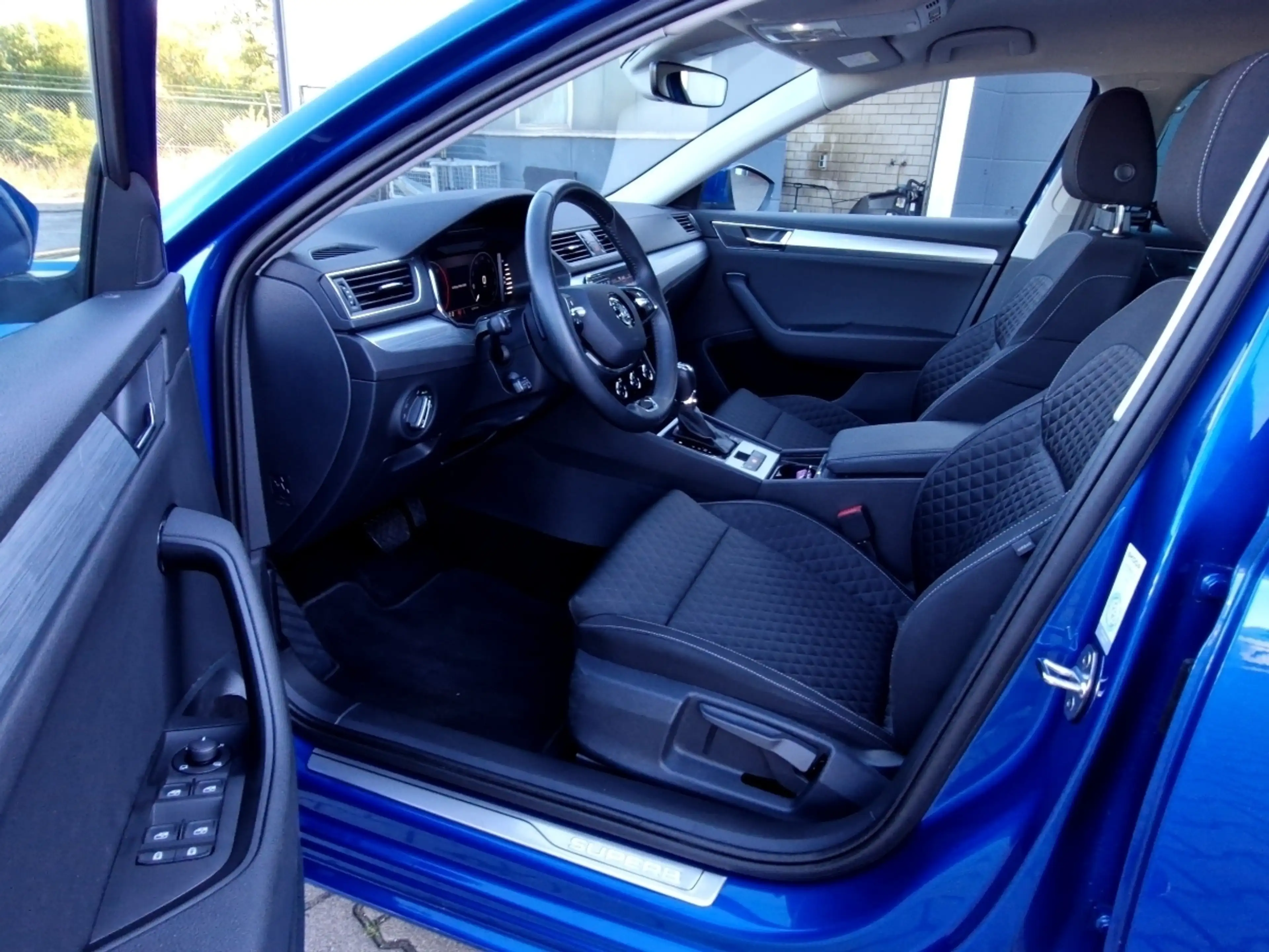Skoda Superb Combi 2.0 TDI Ambition DSG LED AHK Navi ACC — photo 7