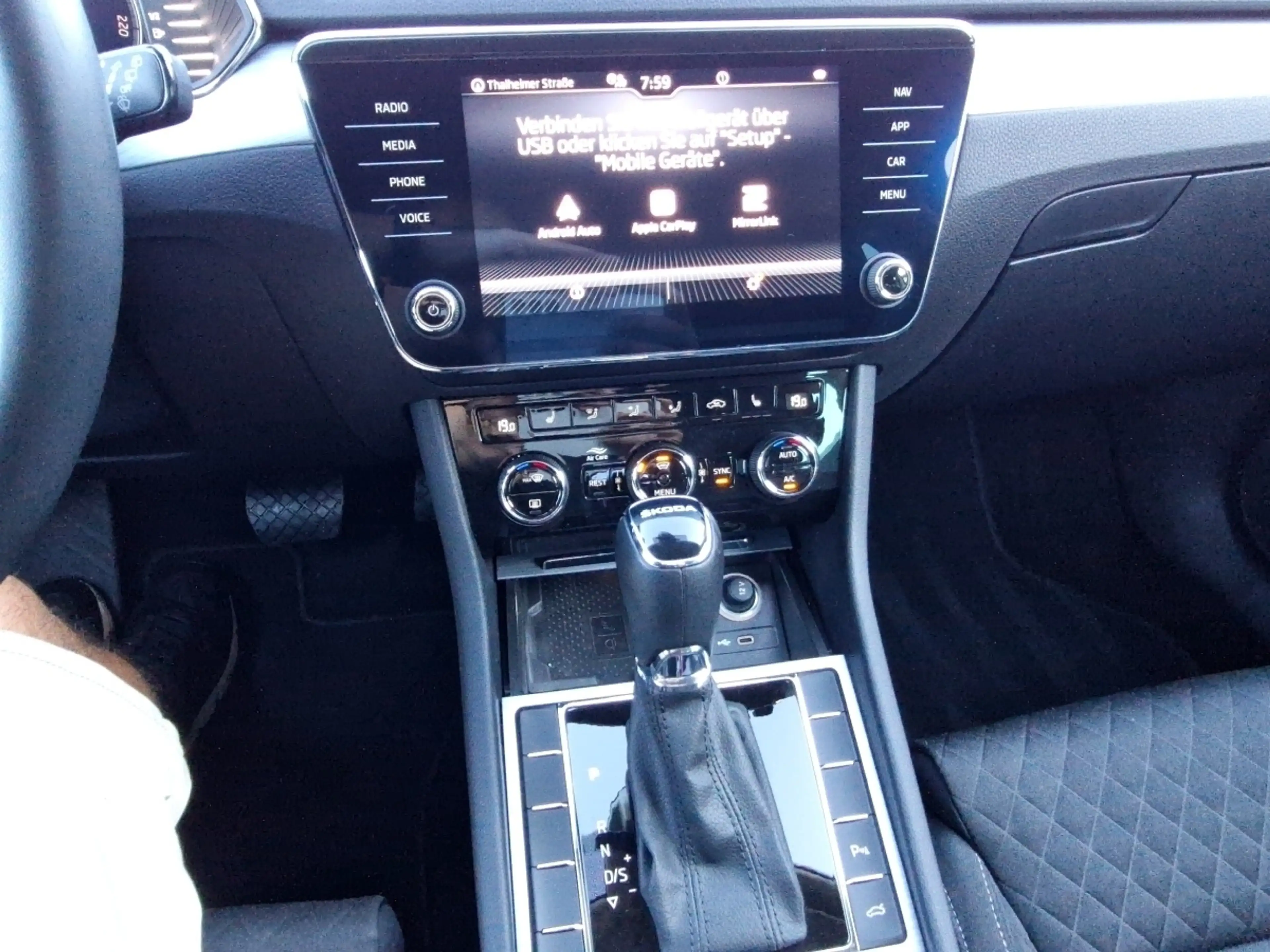 Skoda Superb Combi 2.0 TDI Ambition DSG LED AHK Navi ACC — photo 11